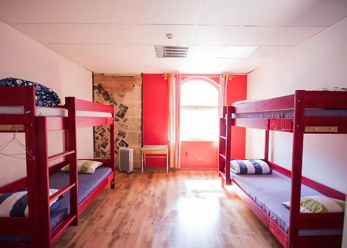 Hostel Red Emperor *