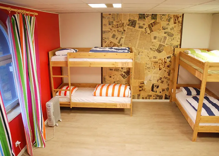 Hostel Red Emperor *