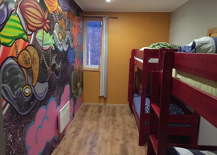 Red Emperor بيت شباب *